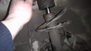 тойота королла замена передней стойки без стяжек.