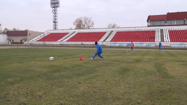 Тренировка футбольной команды ФК ПСК "Сахалин" в Чите перед вылетом в Южно-Сахалинск. 4.10.2016 смотреть онлайн