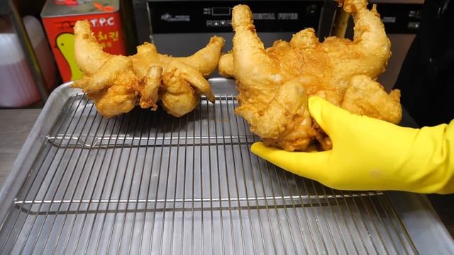 역대급 바삭함의 성지! 직접 개발한 야채 치킨으로? 하루 매출 300만원 까지 팔리는 시장 치킨집 / Korean fried chicken / Korean street food смотреть онлайн