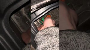 Как снять предохранитель на Nissan Leaf?