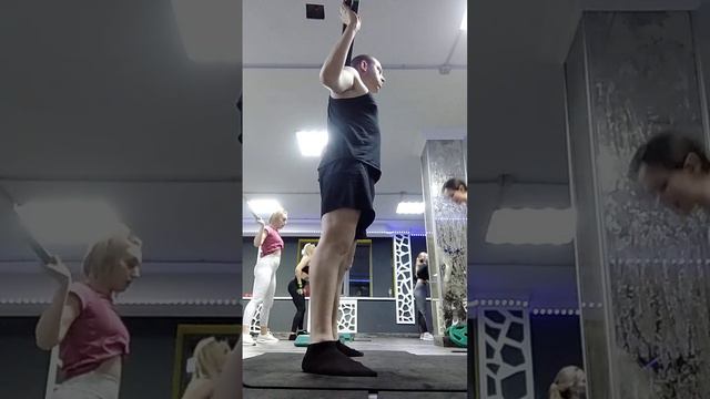 Приседания с бодибаром. Упражнение с приседаниями. Фитнес. Развитие выносливости. Силовая тренировк смотреть онлайн