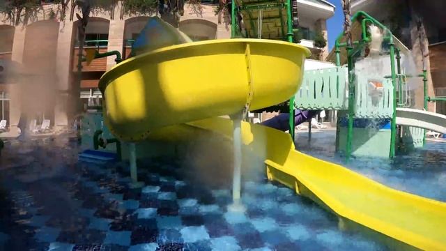 Mini Body Water Slide at Crystal Waterworld Resort смотреть онлайн