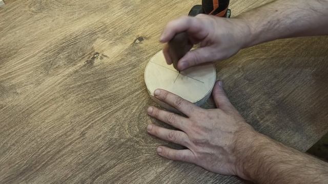 Как выпилить идеальный круг без фрезерного циркуля Столярные уроки смотреть онлайн