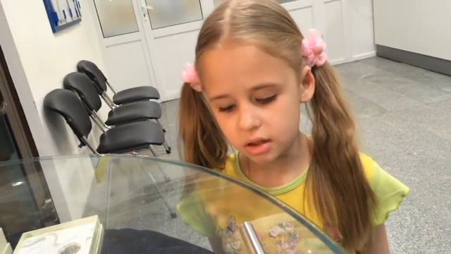 Первый поход в банк. Лерочка едет первый раз в банк. Открываем первый банковский счёт!!!)))) смотреть онлайн