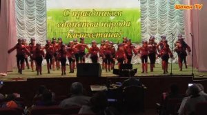 Дети танцуют лезгинку