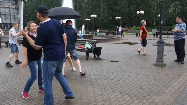 Танцы на Театральной площади г. Сыктывкара 15.07.2018 - 01 - Танцы под дождём. смотреть онлайн