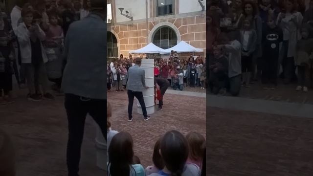 При взрыве в Доме культуры в испанской Жироне пострадали 18 человек.mp4 смотреть онлайн