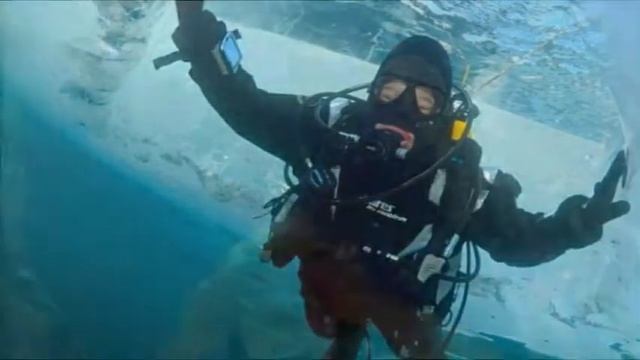 Погружение под лёд озера Байкал смотреть онлайн