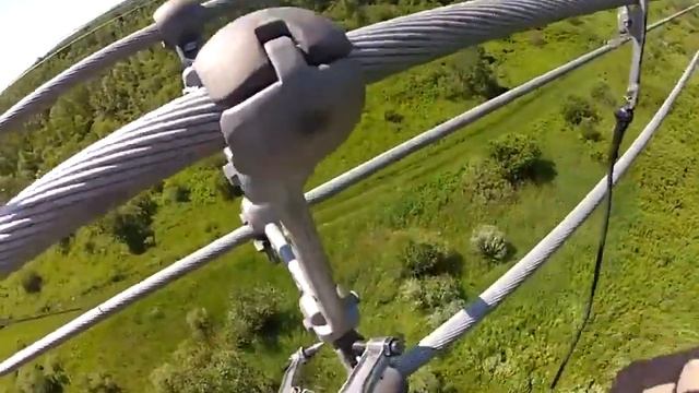 Ремонт ЛЭП под напряженимем 765 000 вольт с вертолёта смотреть онлайн