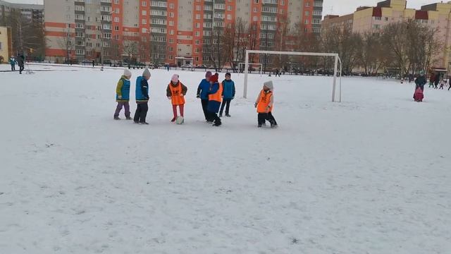 Тренировка команды девочек по футболу на свежем воздухе смотреть онлайн