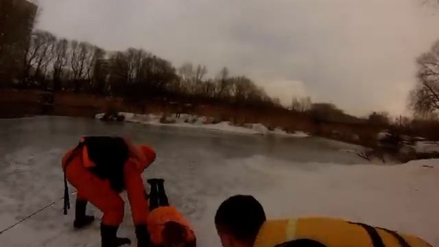 Двух школьниц спасли со льда Миасса в Челябинске смотреть онлайн