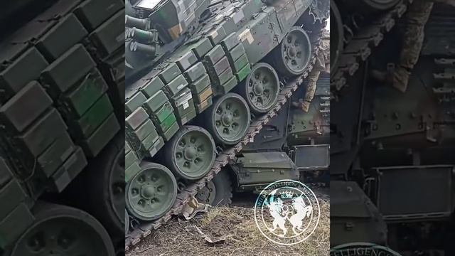 ????NATO軍、反攻の荒波に舞い上がり、装備の損失が絶えません！NATOのT-72、敵の猛烈な攻撃に晒され、アメリカのMaxxPro装甲兵員輸送車とガツンと激突！ドカンと火花散らしました！ смотреть онлайн