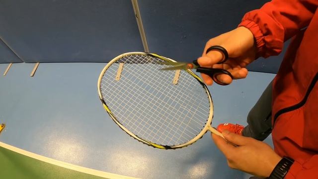 How To Cut The Strings From Your Badminton Racket смотреть онлайн