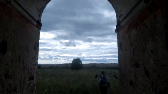 Коп с металлоискателем в поле