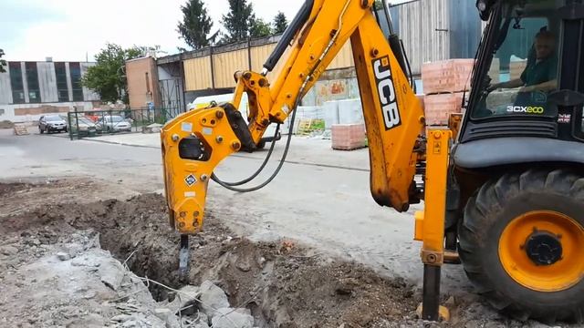 Экскаватор погрузчик в работе с гидромолотом. JCB 3 CX with breaker. смотреть онлайн