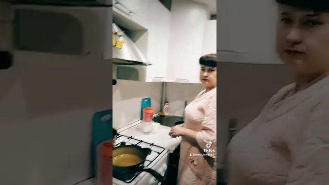 Начинаем жарить котлеты ??? смотреть онлайн