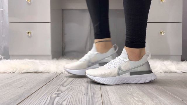 Nike infinity run Red , White , black and white and triple black on feet смотреть онлайн
