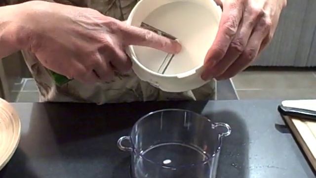 Spiral Slicer makes raw angel hair pasta spaghetti. смотреть онлайн