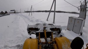 ТРАКТОР КИРОВЕЦ не большой форс мажор .Всё почистил и снова замело.