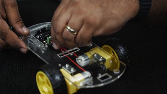 LINE FOLLOWER ROBOT WITHOUT MICROCONTROLLER смотреть онлайн
