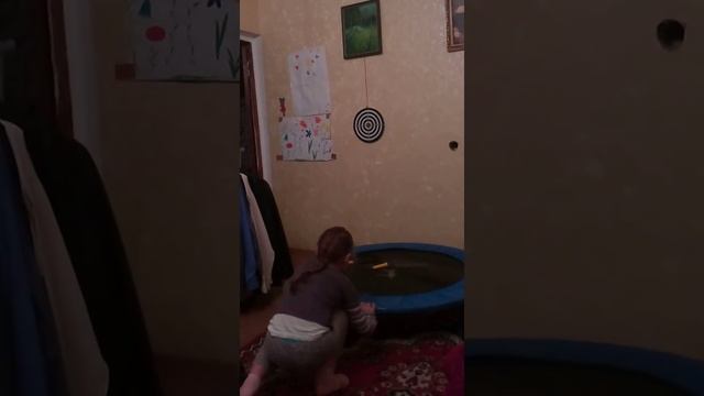 На батуте со скакалкой смотреть онлайн