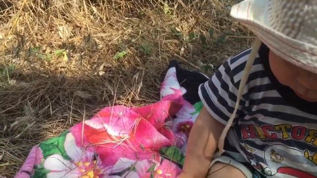 Видео с детьми наши развлечения! Подушки в перья :) смотреть онлайн