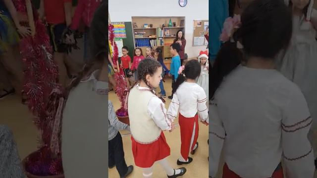 Хоровод возле пальмы. смотреть онлайн