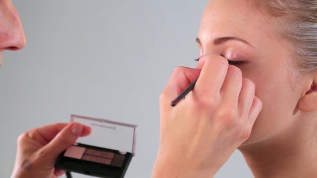Max Factor med ELLE: Voluptuous Look for Voe. Øyesminkevideo med Emilie Nereng смотреть онлайн