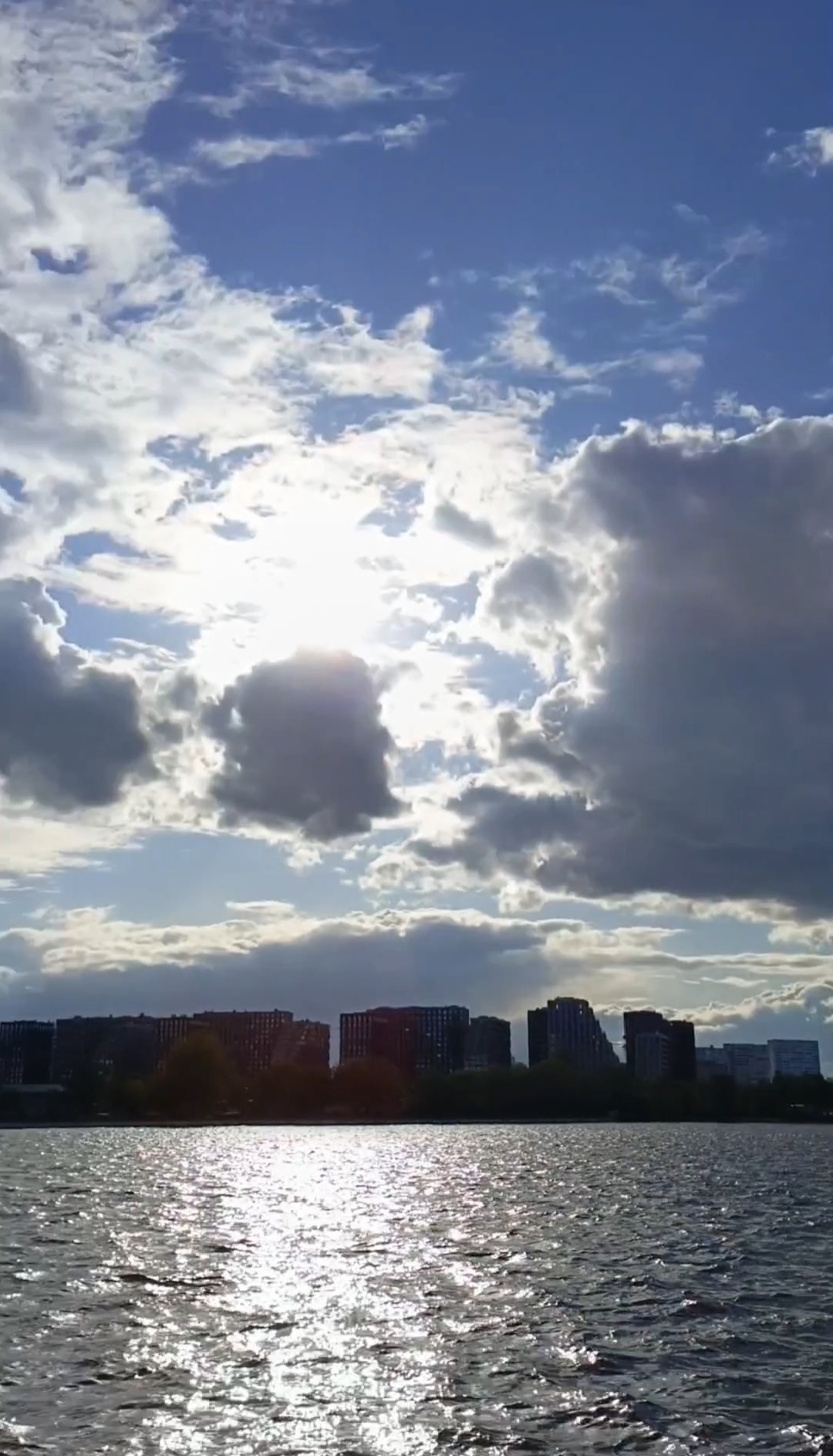 Перервенский затон, погожий майский вечер,
Рябь на воде, и в небе облака. смотреть онлайн