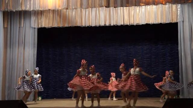 Танцевальный коллектив "Школьные годы" - "Кумушки" смотреть онлайн