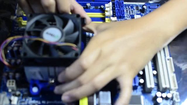 Hands on Computer Parts - Installing the CPU Cooling Fan смотреть онлайн