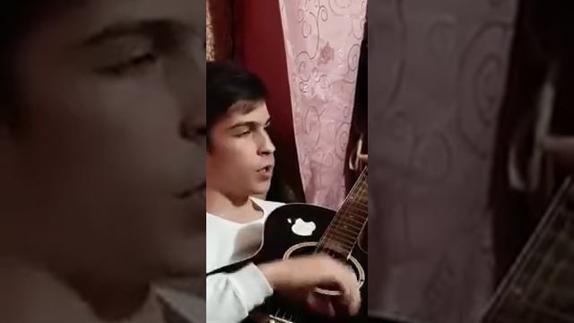 Ингуш на гитаре Поёт песню, Убегая от судьбы, Пиковая дама😻🥀 смотреть онлайн