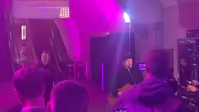 В Киеве в метро сейчас выступают Тарас Тополя и солист и клавишник ирландской группы U2 Боно и Эдж смотреть онлайн