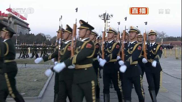 Церемония поднятия государственного флага КНР на площади Тяньаньмэнь смотреть онлайн