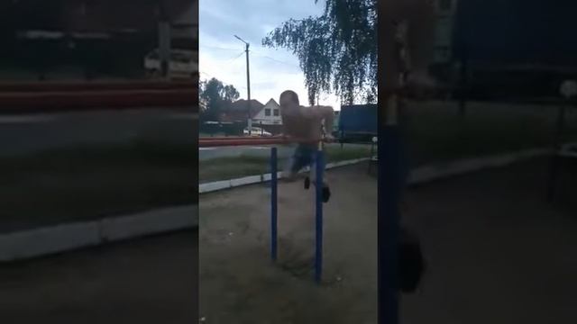 За раз 105 на брусьях, глубоко не отжимался не хочу травмы??? смотреть онлайн
