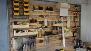 Универсальная панель для инструментов на стене.