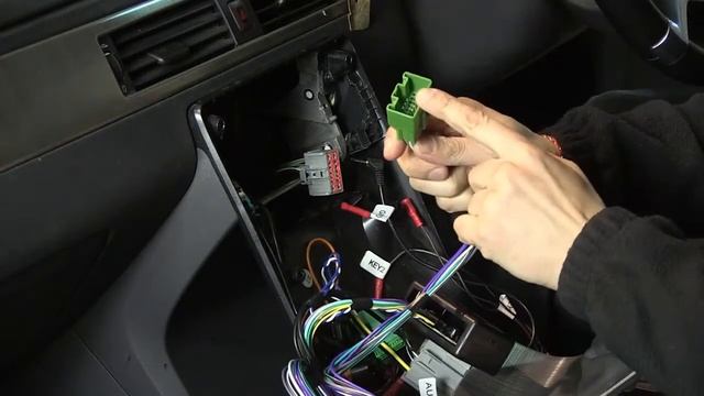 Sustitución radio de origen en Volvo V70, Volvo SC70 y Volvo S80 смотреть онлайн