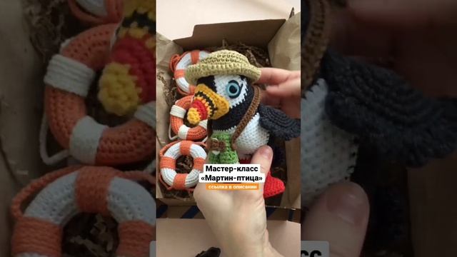 Птица тупик в шляпе с биноклем. смотреть онлайн