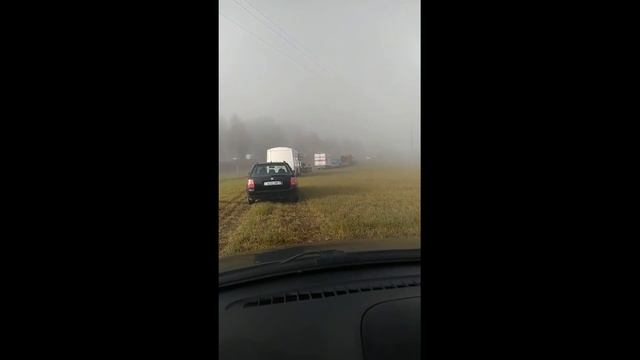 Угнанный автобус сгорел под Барановичами. Водители организовали объезд по полю. смотреть онлайн