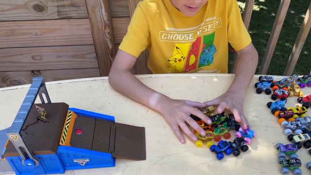 NEW 2022 Monster Jam Toys UNBOXING 📦 MINI FREESTYLE FLIP ARENA (Caleb's BIRTHDAY SPECIAL!) смотреть онлайн