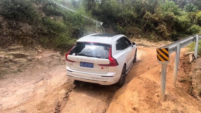 沃爾沃起步撞斷后杠！艱難通過交叉軸，沃爾沃是世界上最安全的車嗎？ #offroad #Volvo #xc60 смотреть онлайн