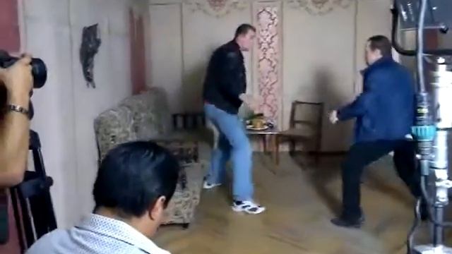 На съемках фильма "Вне закона". Одна из боевых сцен. Юрий Кормушин смотреть онлайн