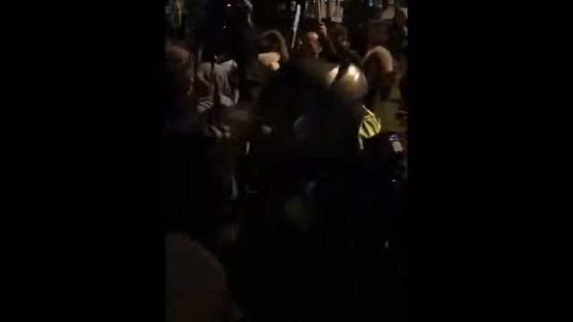 Bella Hadid en la manifestacion Anti-Trump Pro-Palestina смотреть онлайн