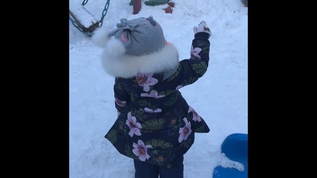 ВЛОГ /Играю на детской площадке /Горки и качели это так весело,особенно зимой? смотреть онлайн