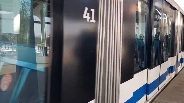 Монорельсовый состав 04 прибывает на станцию Выставочный центр смотреть онлайн