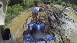 переносим Yamaha Grizzly 300 через грязь
