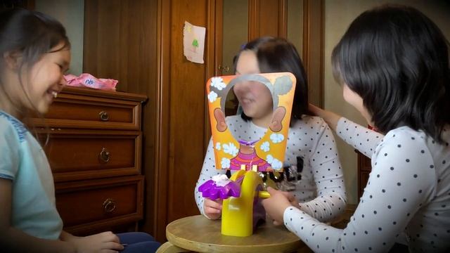 Играем вместе с сестрами пирог в лицо.