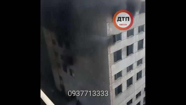 Как назовем новый ТРЦ? Mayak Fire Mall или Smoke Holl Pochayna? Видео с места: Масштабный пожар в смотреть онлайн
