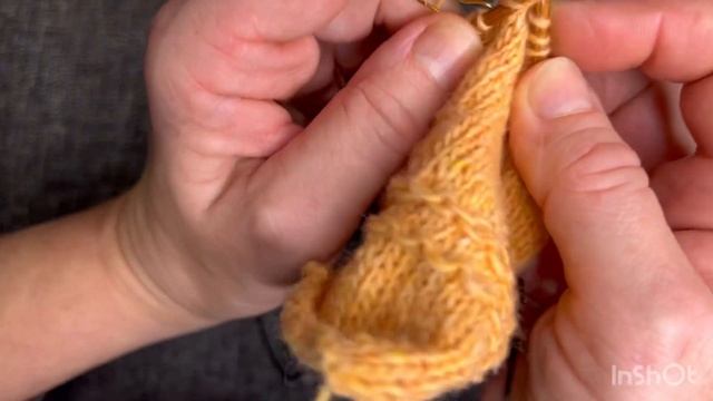 Последняя РАЗВОРОТНАЯ петля БЕЗ ДЫРОК в укорочённых ряда при выходе на в круговое вязание. смотреть онлайн