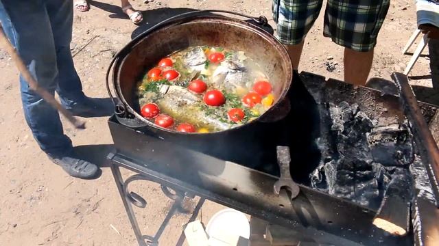 Тушеная рыба с овощами. Готовим в казане на костре. смотреть онлайн